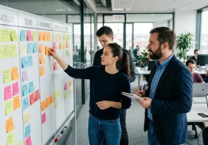 Agilní tým při plánování projektu na Scrum tabuli